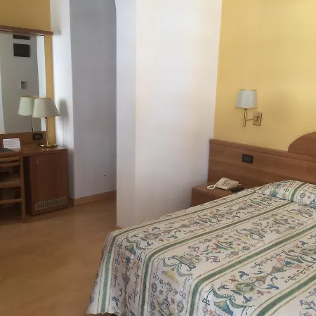 Otel Tritone 3*